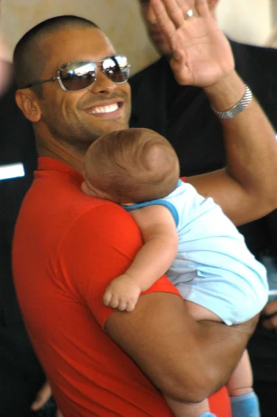 Mark Consuelos and Joaquin — Stock Photo, Image