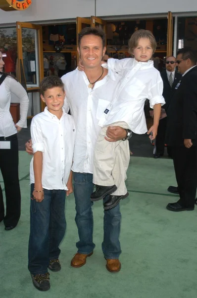 Mark Burnett with sons James and Cameron — Stock Photo, Image