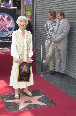 Betty garrett alır onun yıldızı jeff olarak Şöhret Kaldırımı Tarih ve beau bridges bak