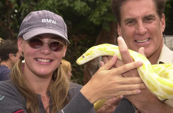 Dedee Pfeiffer y "Banana" la serpiente — Foto de Stock