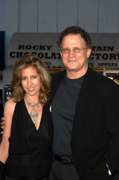 Albert Brooks e sua esposa Kim — Fotografia de Stock