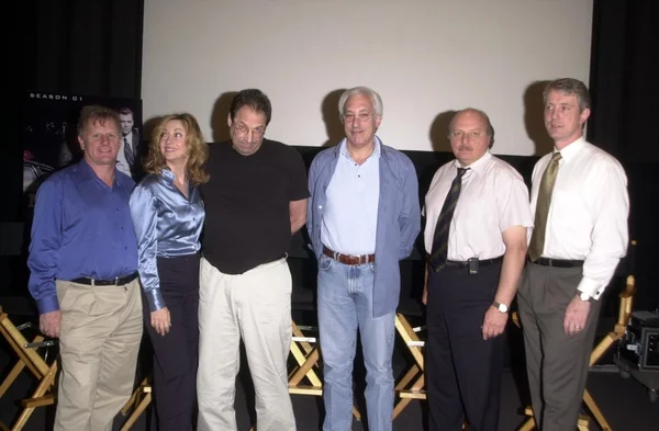 Dennis franz ve sharon lawrence ve gordon clapp ve yönetici yapımcılar — Stok fotoğraf