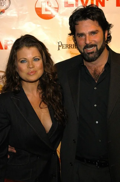 Yasmine bleeth och make paul cerrito — Stockfoto