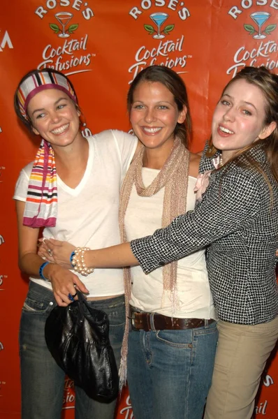 Nora zehetner, majandra delfino und freund — Stockfoto