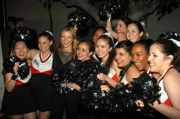 Amy Smart and Cheerleaders — Stock Photo, Image