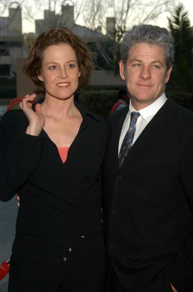 Sigourney weaver en echtgenoot jim simpson — Stockfoto