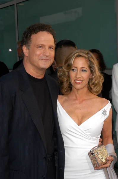 Albert Brooks y su esposa Kimberly — Foto de Stock