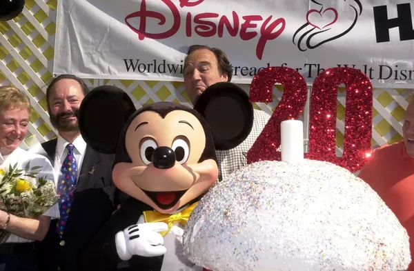 Jim Belushi e Mickey Mouse — Fotografia de Stock