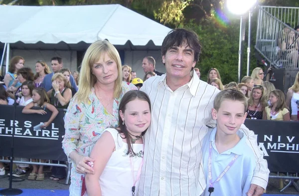Peter Gallagher and family — Stock Photo, Image