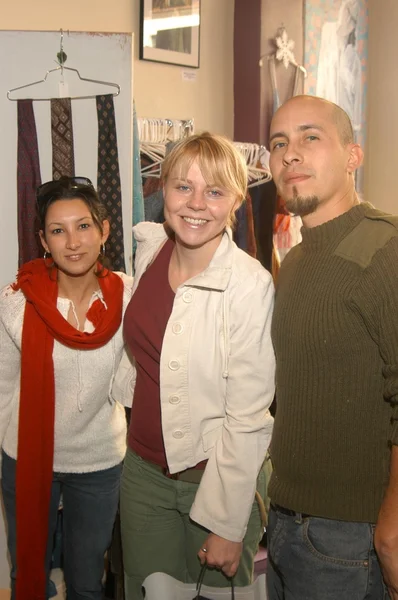 Chrissy Azzaro from "My Tee" with Maria Neuman and Reuben — Stock Photo, Image