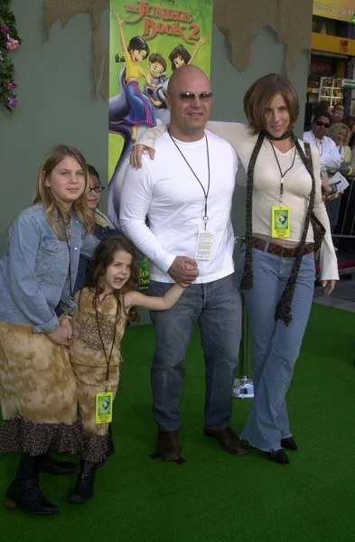 Michael Chiklis, wife Michalle and kids Odessa, Autumn and Hannah — Stock Photo, Image