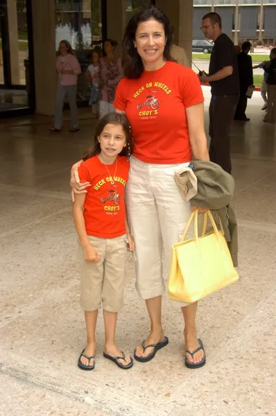 Mimi Rogers y su hija Lucy — Foto de Stock