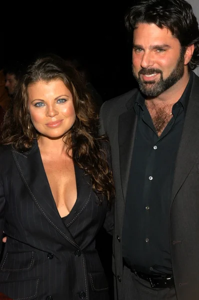 Yasmine bleeth och make paul cerrito — Stockfoto