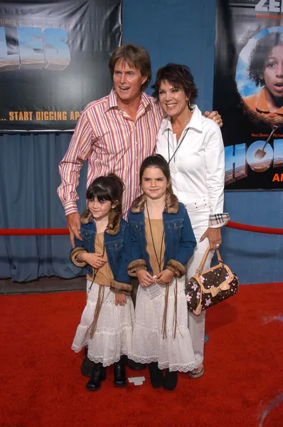 布鲁斯 ・ 詹纳、 妻子克里斯和女儿凯莉和肯德尔 — 图库照片