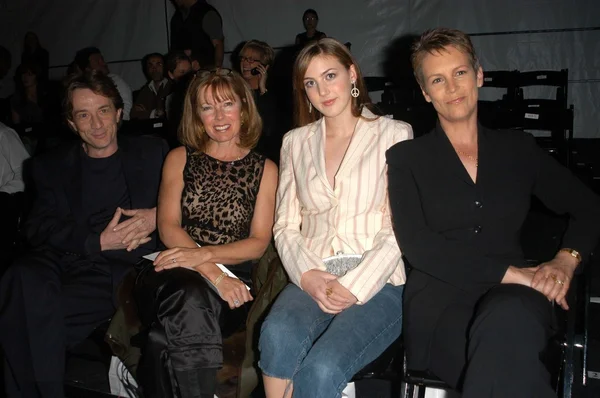 Martin Short, Nancy Dolman y Jamie Lee Curtis con la hija Annie — Foto de Stock