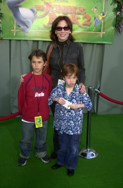 Marilu henner mit kids nicky und joey — Stockfoto