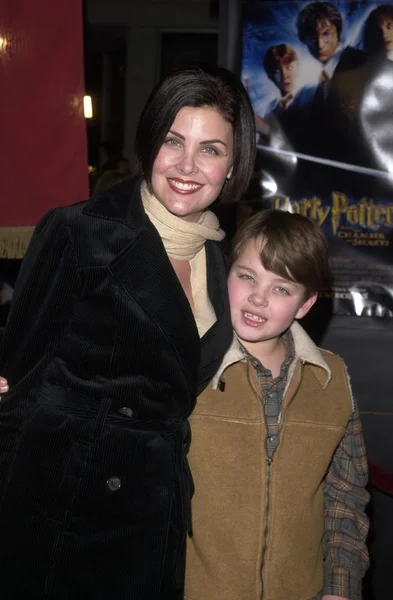 シェリリン ・ フェンとの息子のマイルズ — ストック写真