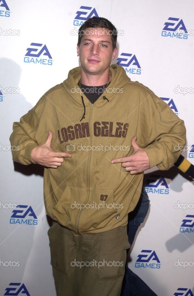 simon-rex-video-rich-girls-virgins