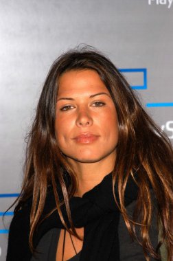 Rhona mitra