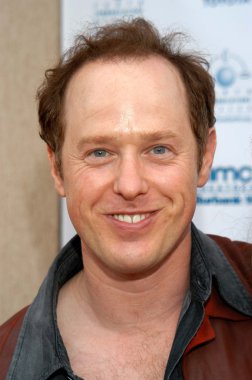 Raphael Sbarge