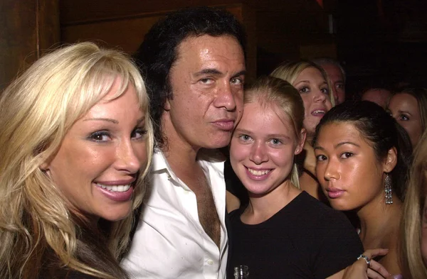 Gene Simmons and fans — Stock Photo, Image