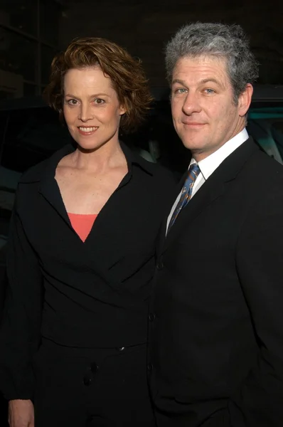 Sigourney Weaver y su esposo Jim Simpson — Foto de Stock