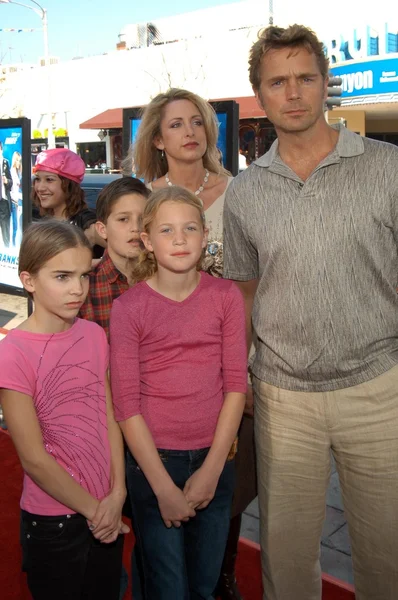 John Schneider, femme Elly et enfants Leah, Chasen et Karis — Photo