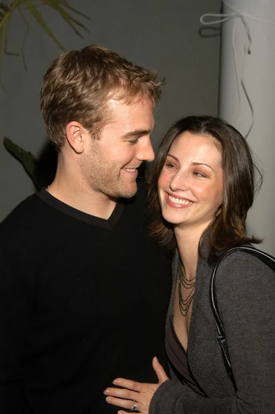 James van der beek und heather mccomb — Stockfoto