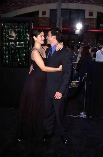 Carrie-Anne Moss y su marido Steven Roy — Foto de Stock