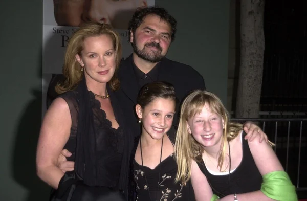 Elizabeth perkins en familie — Stockfoto