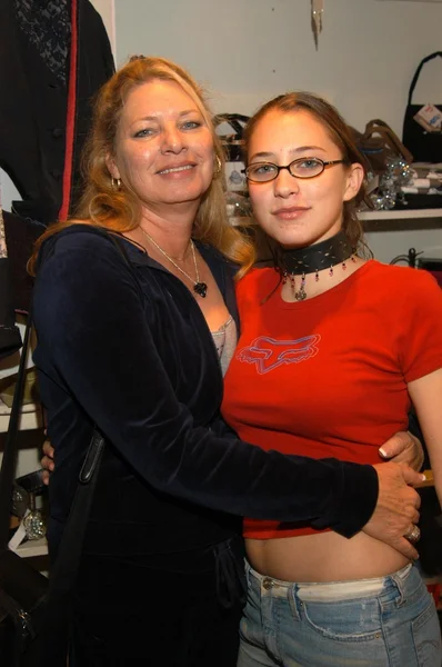 Julie Shugerman con su hija Simone Shugerman — Foto de Stock