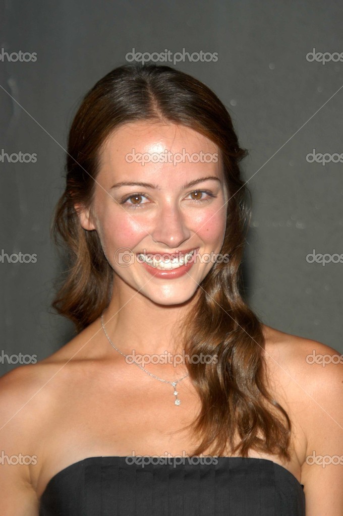 Amy Acker Pictures