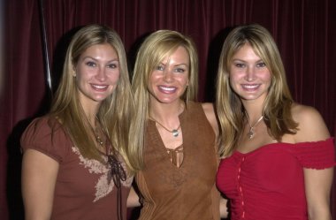 Shawnie costello, nikki schieler ziering ve julie costello