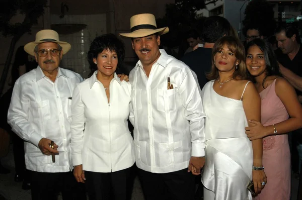 Carlos Fuente, Sr., Cynthia Fuente Juarez, Carlos "Carlito"Fuente, Jr., Rosie Fuente and Lidiana Fuente — Stock Photo, Image