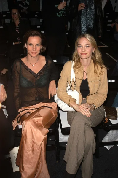 Rachel Griffiths y Sarah Wynter — Foto de Stock