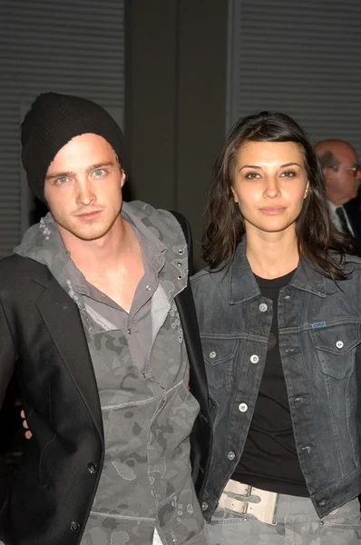 Aaron Paul and Tamara Feldman — Stock Photo, Image