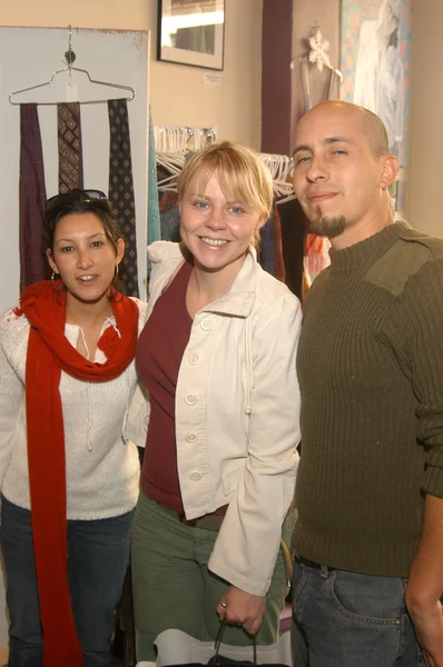Chrissy Azzaro de "My Tee" con Maria Neuman y Rubén — Foto de Stock