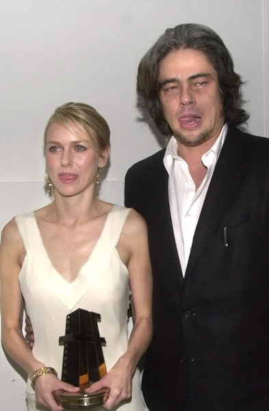 Naomi watts i benecio del toro — Zdjęcie stockowe