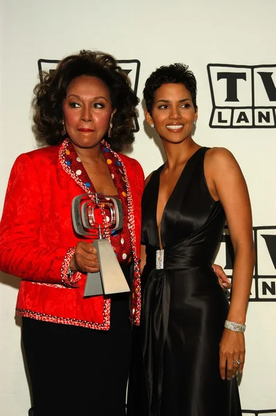 Diahann Carroll e Halle Berry — Foto Stock