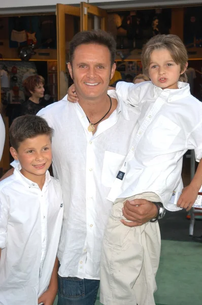 Mark Burnett con i figli James e Cameron — Foto Stock