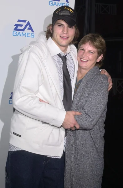 Ashton kutcher und mama — Stockfoto