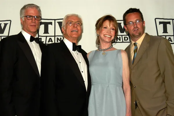 Ted Danson, Van Dyke, Mary Tyler Moore e Matthew Perry — Fotografia de Stock