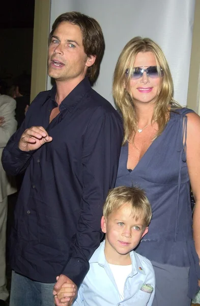 Rob Lowe, esposa Sheryl Berkoff e hijo — Foto de Stock