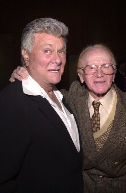 Tony curtis ve kırmızı düğmeler