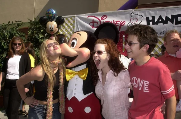 Kaley cuoco och amy davidson och martin spanjers och mickey mus — Stockfoto