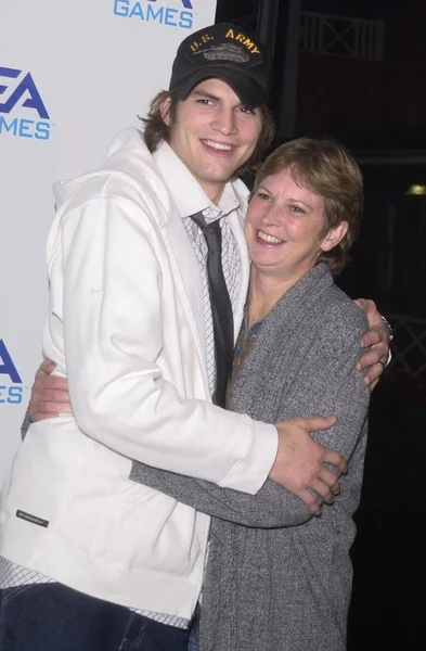 Ashton kutcher i mama — Zdjęcie stockowe