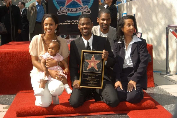 Chris Rock con moglie Malaak Compton-Rock, figlia Lola, madre Rose e fratello Tony — Foto Stock
