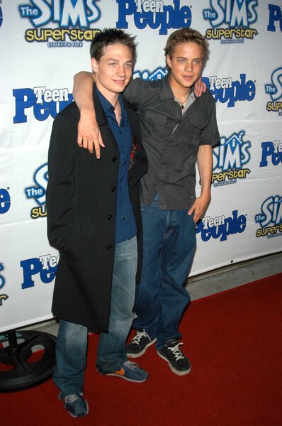 Смит, Грегори Смит и брат Дуглас
