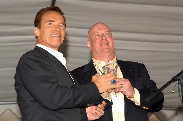 Arnold schwarzenegger und steven carlton — Stockfoto