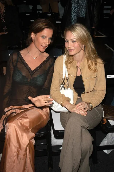 Rachel Griffiths y Sarah Wynter — Foto de Stock